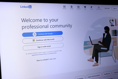 LinkedIn login page emphasizing the platform's professional audience and the benefits of LinkedIn Ads.